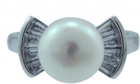 Кольцо с жемчугом и фианитами из серебра (арт. 2390556)