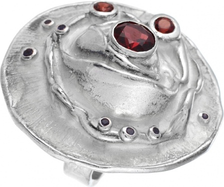 Кольцо с гранатами, иолитами из серебра (арт. 739282)