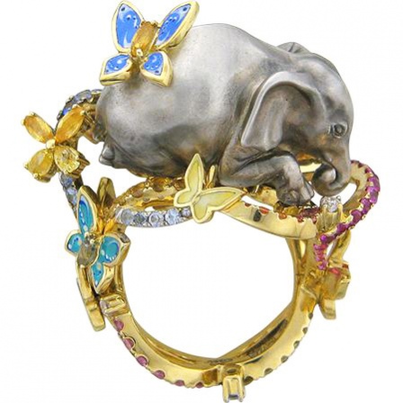 Кольцо Слон с сапфирами, бриллиантами и эмалью из комбинированного золота (арт. 835941)