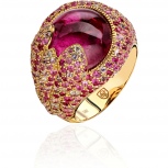 Кольцо с россыпью цветных и драгоценных камней из жёлтого золота 750 пробы (арт. 843065)