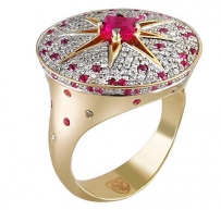 Кольцо с бриллиантами, рубином и сапфирами из жёлтого золота (арт. 820291)