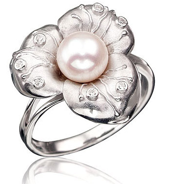 Кольцо Цветок с жемчугом и фианитами из серебра