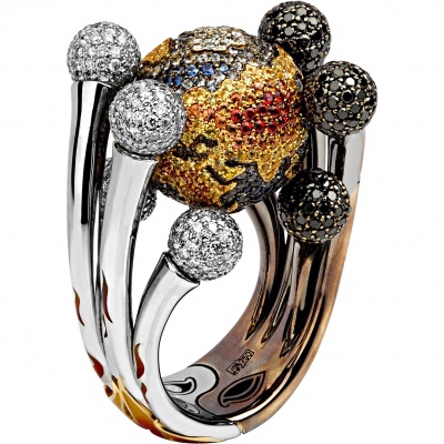 Кольцо Шарик с бриллиантами, сапфирами и эмалью из комбинированного золота 750 пробы