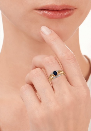 Кольцо с сапфиром и бриллиантами из красного золота (арт. 2002505)