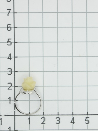 Кольцо Цветок с 1 кораллом из серебра (арт. 2126755)