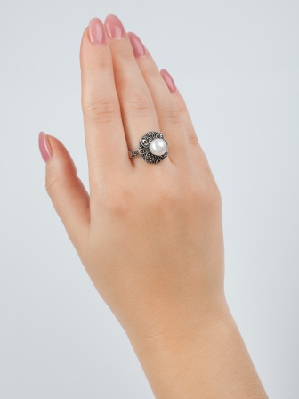 Кольцо Цветок с жемчугом и марказитами из серебра (арт. 2140226)