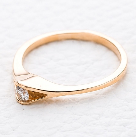 Кольцо с 1 бриллиантом из красного золота (арт. 2380087)