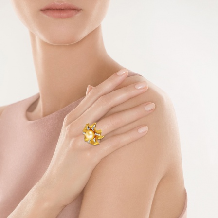 Кольцо Цветок с бриллиантами, жемчугом из желтого золота 750 пробы (арт. 730990)