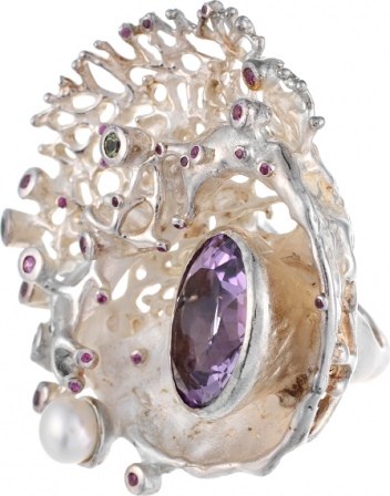 Кольцо с аметистом, сапфирами, перидотами, жемчугом из серебра (арт. 739253)