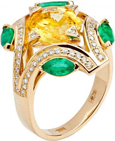Кольцо с бриллиантами, изумрудами, сапфиром из желтого золота 750 пробы (арт. 821682)