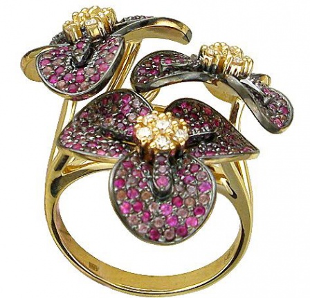 Кольцо с россыпью цветных и драгоценных камней из жёлтого золота (арт. 825458)