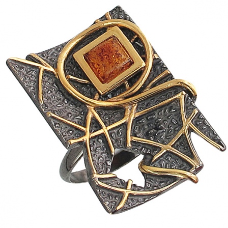 Кольцо с янтарем из чернёного серебра с позолотой (арт. 830148)