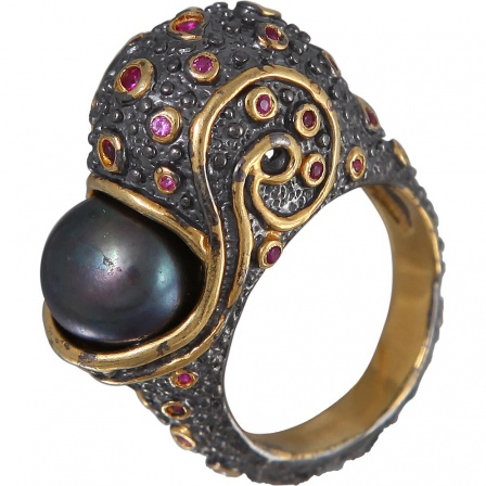 Кольцо с жемчугом и фианитами из чернёного серебра с позолотой (арт. 857921)