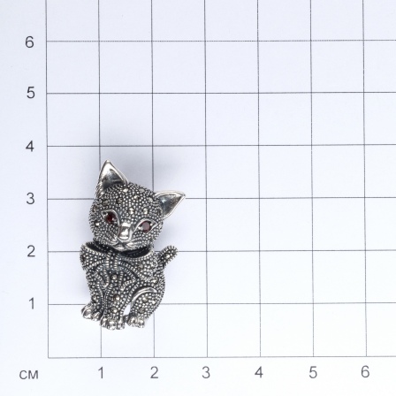 Брошь Кошка с гранатами и марказитами из серебра (арт. 2141143)