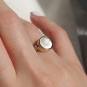 Кольцо с перламутром и бриллиантами из жёлтого золота